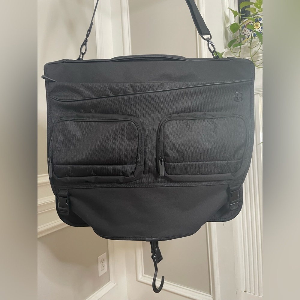 SWISSGEAR Getaway 22" SwissGear Full-Sized Folding Garment Bag, Carry-On Travel